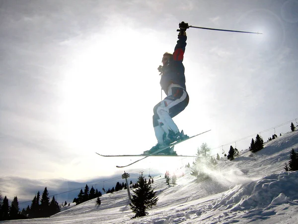 Kış Dağlarında Kar Üzerinde Atlayan Snowboardcu — Stok fotoğraf