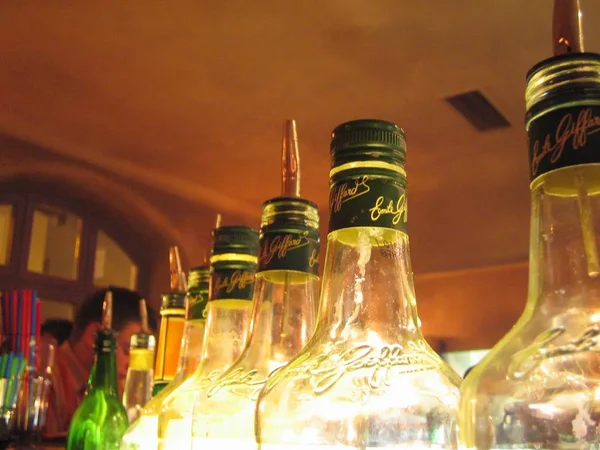 Бутылки Шампанского Подряд — стоковое фото