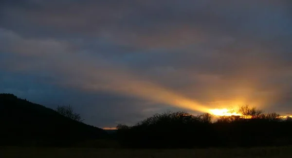 Ακτίνες Του Ήλιου Εκτρέπονται Από Σύννεφα Έτσι Ώστε Ακτινοβολούν Ενάντια — Φωτογραφία Αρχείου