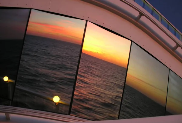 Een Zonsondergang Weerspiegeld Halfronde Ramen Een Cruiseschip — Stockfoto