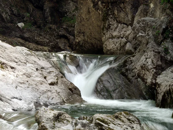 自然の滝川の水の流れ — ストック写真