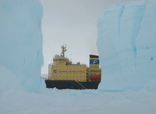 Der Antarktis Umgeben Von Eisbergen — Stockfoto
