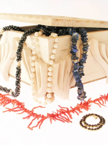 Mode Väska Med Smycken Och Tillbehör För Kvinnor Vit Bakgrund — Stockfoto