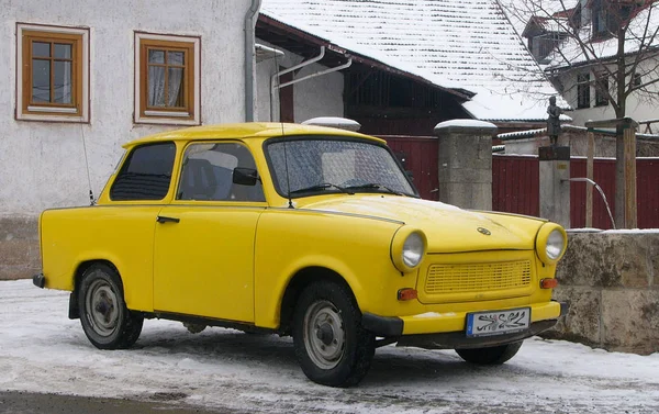 Altes Gelbes Auto Auf Der Straße — Stockfoto