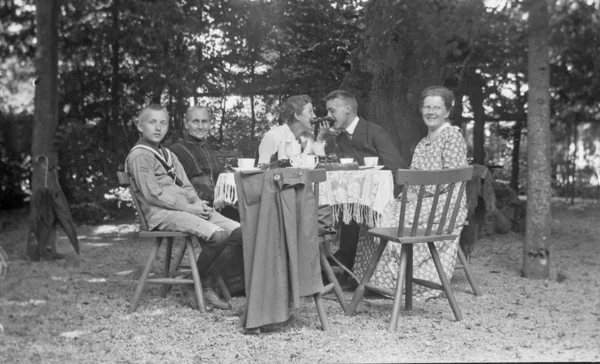 Family Reunion Glass Plate — Stock Photo, Image