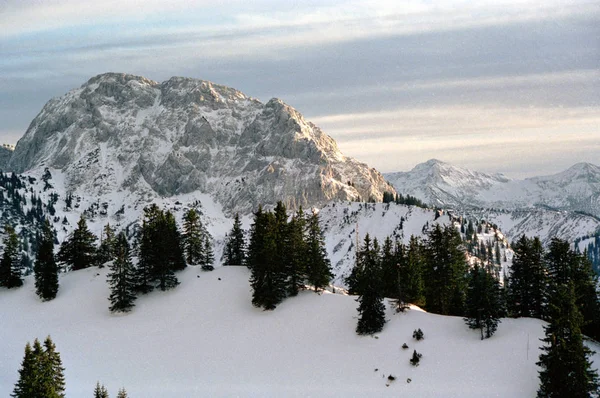 Sviçre Kışın Karlı Bir Dağ Gölü Manzarası — Stok fotoğraf