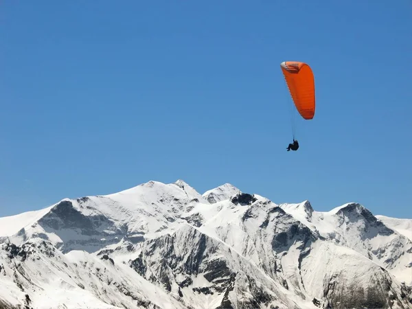 Fliegender Skifahrer Auf Dem Gipfel Des Berges — Stockfoto