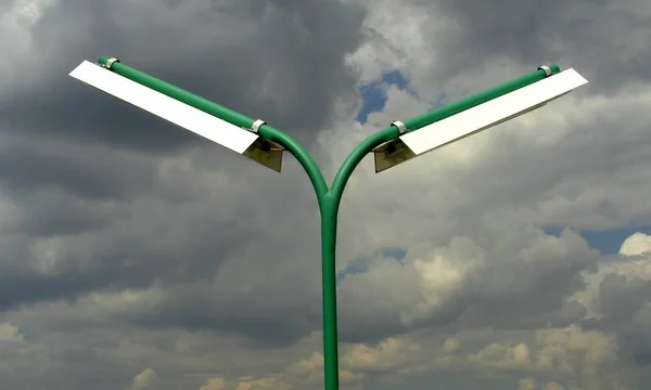 Luz Calle Verde Con Cielo Nublado — Foto de Stock