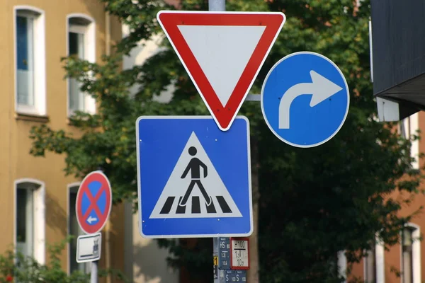 Blick Auf Moderne Verkehrsschilder — Stockfoto