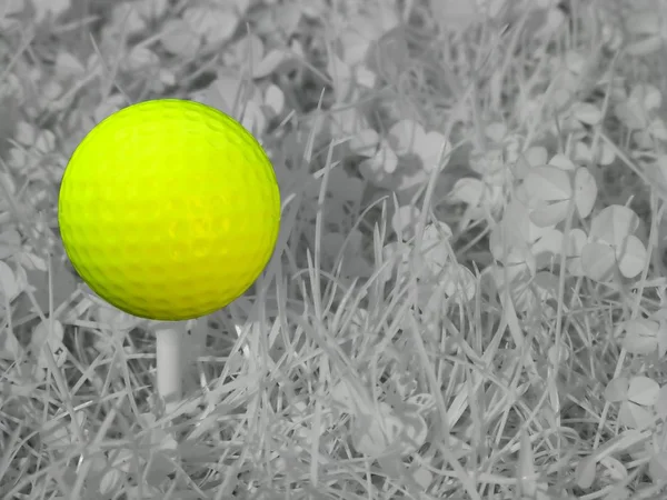芝生は赤外線マクロとして記録され 黄色のゴルフボールが追加レベルとして挿入された — ストック写真