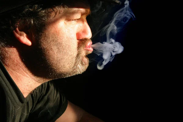 Красивый Мужчина Бородой Курит Сигару — стоковое фото