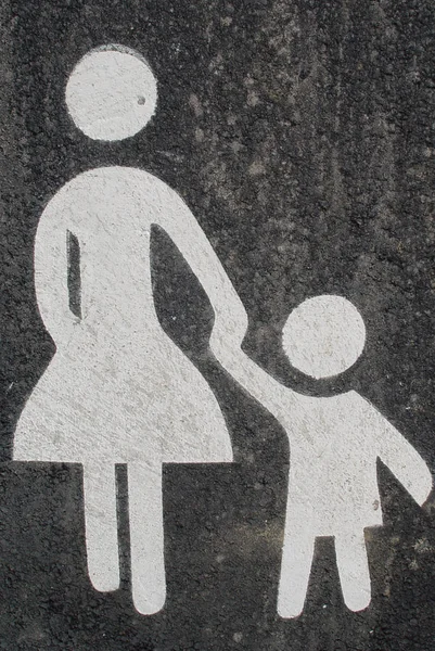 Kreslení Asfaltu Matky Držící Dětskou Ruku Znamení — Stock fotografie