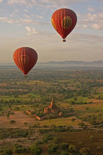 Ballonger Svävar Över Ett Tempel Bagan Myanmar — Stockfoto