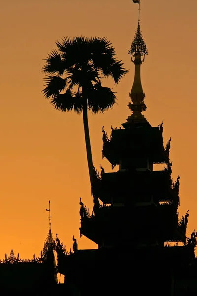 ミャンマーのヤンゴンにあるシュエダゴン塔の寺院地区の日没 — ストック写真