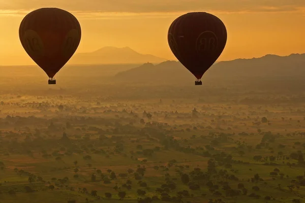 Dwa Balony Unoszą Się Nad Równiną Bagan Mjanma — Zdjęcie stockowe