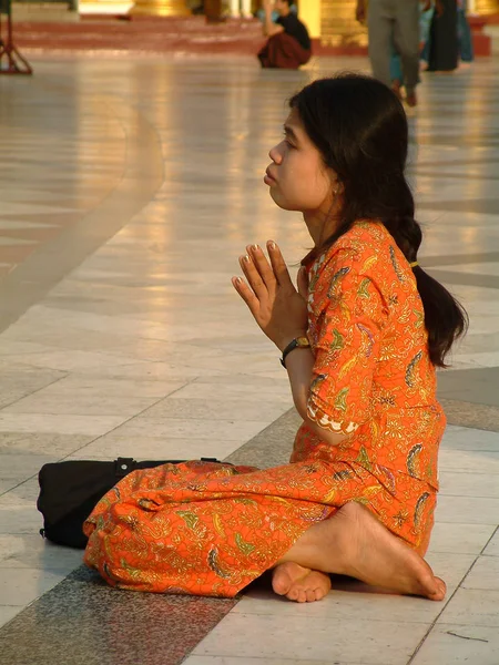 Thai Woman Lotus Pose Buddhist Temple —  Fotos de Stock