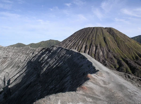 令人作呕地俯瞰着火山口 — 图库照片