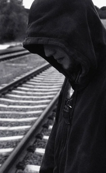 Sırt Çantalı Bir Adamın Siyah Beyaz Fotoğrafı — Stok fotoğraf