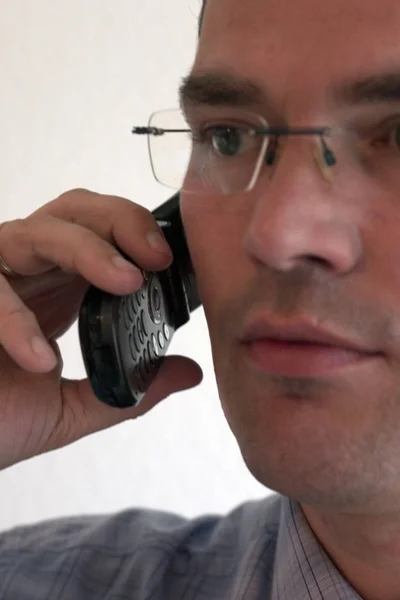 Człowiek Korzystający Telefonu Komórkowego — Zdjęcie stockowe