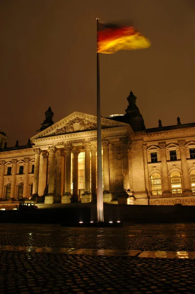 带着德国国旗的国会大厦 — 图库照片