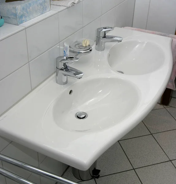 싱크대가 현대식 화장실 — 스톡 사진