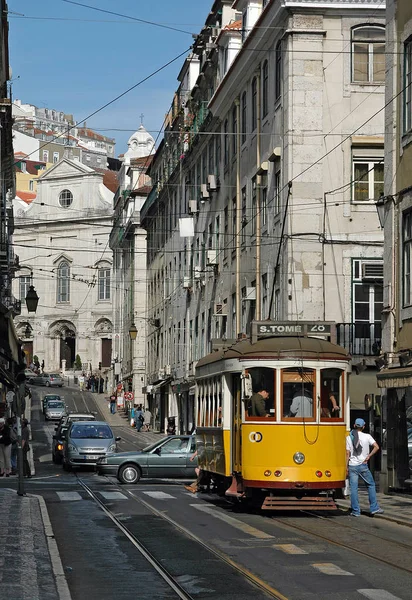 Tramvaj Běží Východu Západ Lisbonu Znovu Potuluje Dobrodružné Mnoho Nejkrásnějších — Stock fotografie