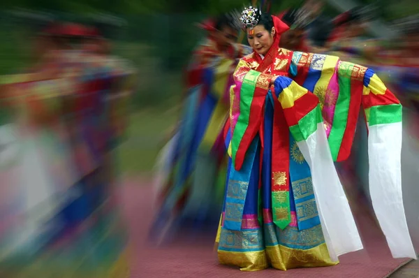 Portret Van Een Mooie Vrouw Een Carnaval Kostuum — Stockfoto