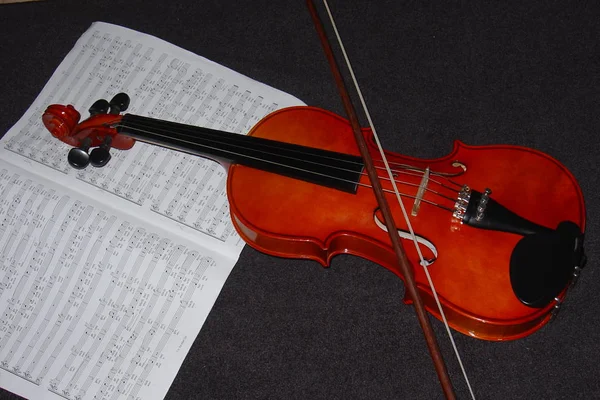 桌上的小提琴和乐器 — 图库照片