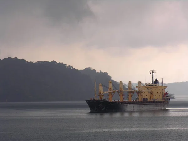 Barco Carga Canal Panama Durante Rompimiento Nubes Tropicales —  Fotos de Stock