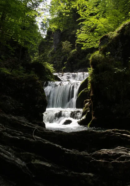 Bella Cascata Sullo Sfondo Della Natura — Foto Stock