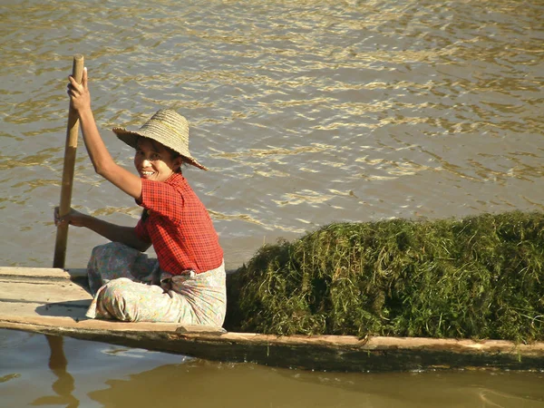 Mujer Asiática Pescando Lago — Foto de Stock