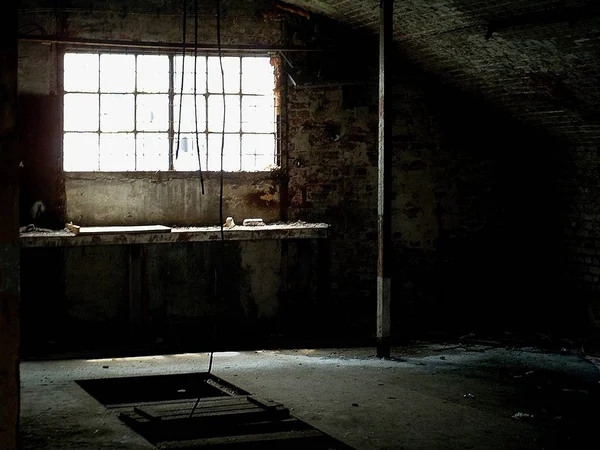 Verlassene Fabrikhalle Mit Alten Fenstern — Stockfoto