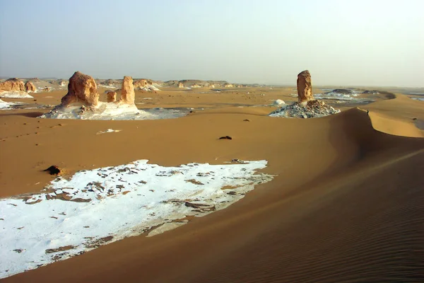 晚上在白色沙漠的沙丘上远足 埃及人 April 2004 Dimage — 图库照片