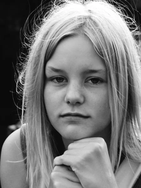 Retrato Bela Mulher Fundo Preto — Fotografia de Stock