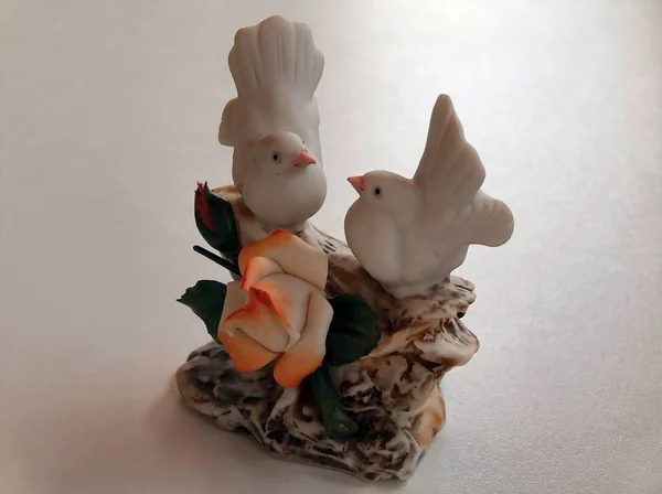 Porcelana Pequena Figura Dois Pássaros — Fotografia de Stock