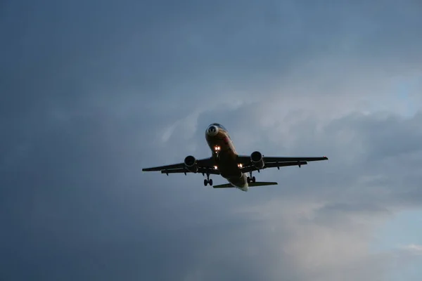 Боїнг 737 800 Кінцевому Підході Дрезден Клоцше Rwy — стокове фото