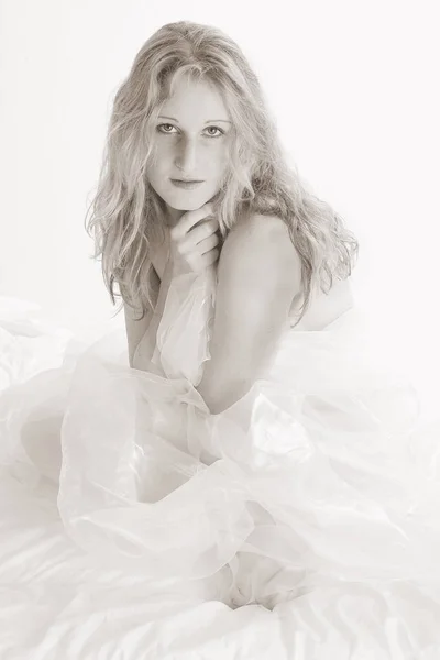 Schöne Blonde Mädchen Weißen Kleid — Stockfoto