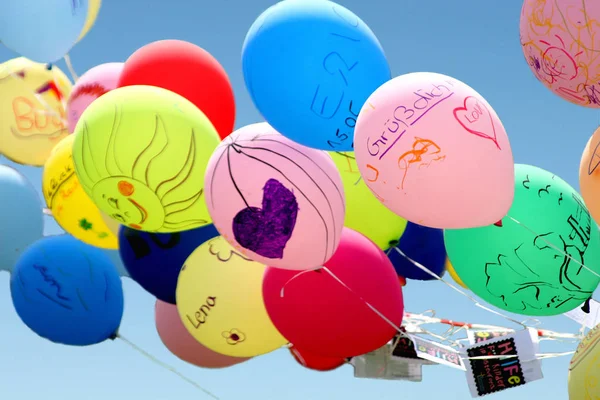 Πολύχρωμα Μπαλόνια Μορφή Ενός Δώρου — Φωτογραφία Αρχείου