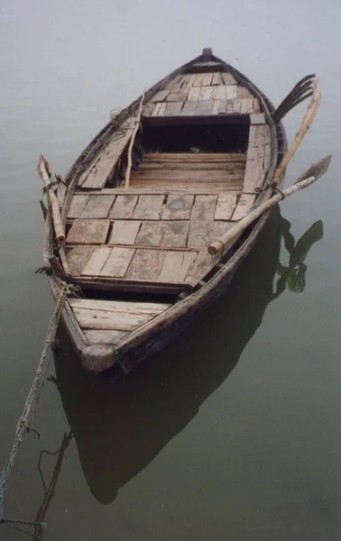 Båt Varanasi Ganges Rodd Turister Till Bedjande Pilgrimer — Stockfoto