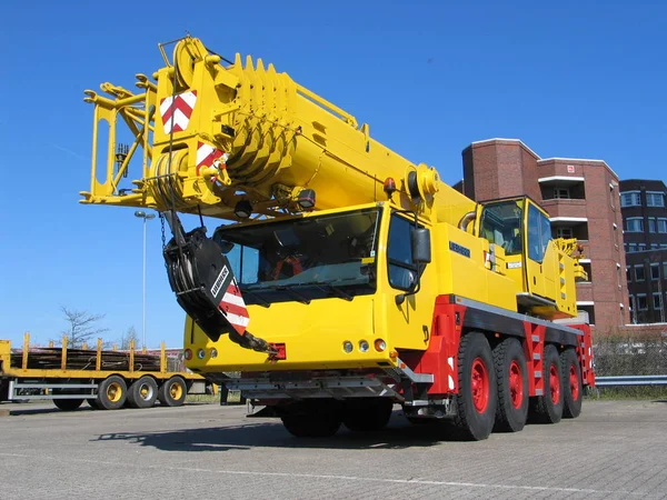 새로운 Liebherr Ltm1100 입니다 기중기는 110 올리기 때문에 병목에는 상당히 — 스톡 사진