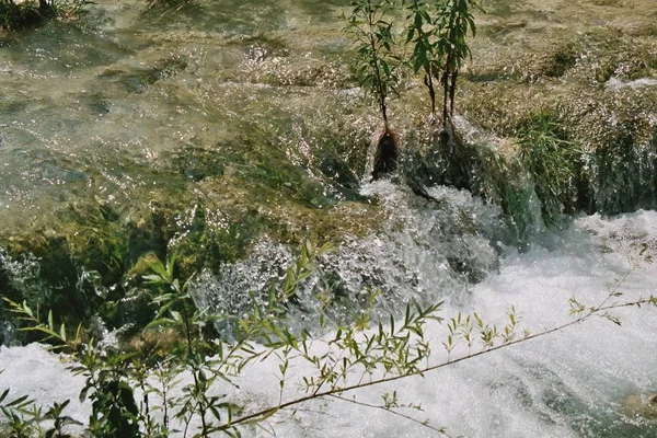 Νερό Που Ρέει Μέσα Από Ποτάμι — Φωτογραφία Αρχείου