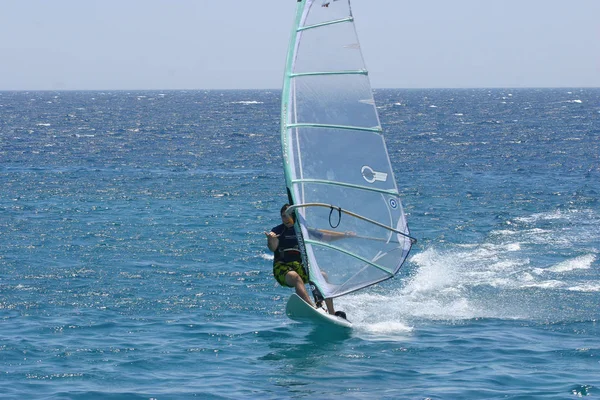 Ένας Άντρας Λευκό Μπλουζάκι Στη Θάλασσα — Φωτογραφία Αρχείου