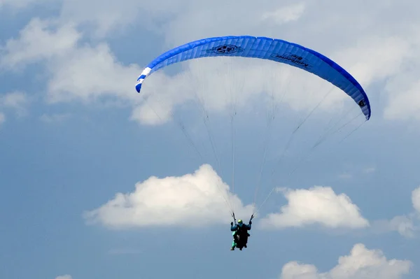 Paragliding Eğlenceli Rekabetçi Bir Macera Sporudur — Stok fotoğraf