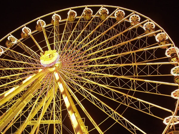 Atracción Moderno Parque Atracciones —  Fotos de Stock