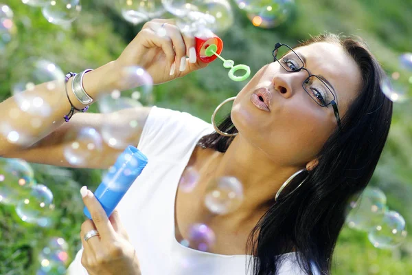 Modeaufnahme Einer Hübschen Jungen Frau Mit Brille Sommer Einem Park — Stockfoto