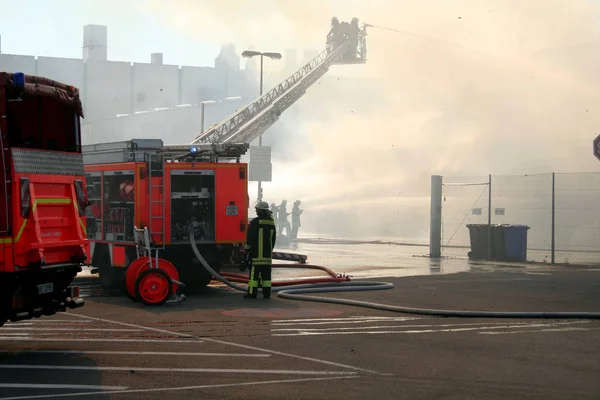 there is a paper mill in aschaffenburg,in about 1000 cbm waste paper bales are gone up in smoke on the central warehouse. to my knowledge,no one was hurt. the unloading operations are ongoing and will probably until late