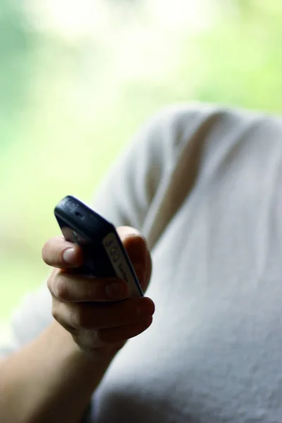 Primo Piano Dello Smartphone Con Custodia Mano Con Foglia Verde — Foto Stock