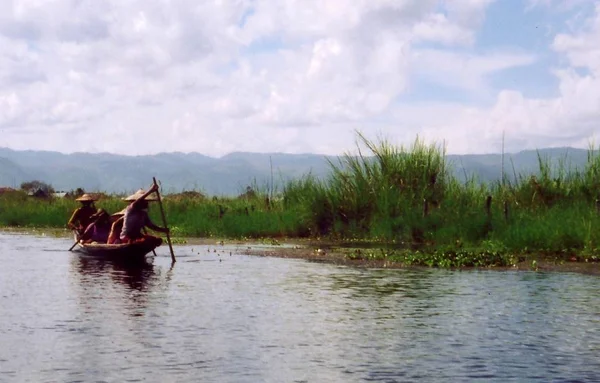 ビルマ ミャンマーのインレー湖の浮遊庭園への収穫出口 — ストック写真