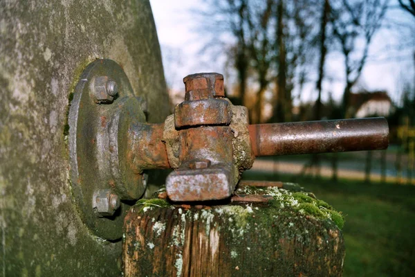 Oude Roestige Metalen Pijp Met Een Hamer — Stockfoto