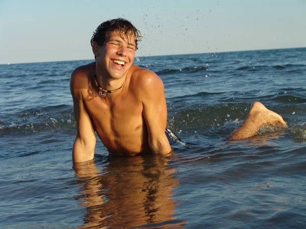해변에서 비키니를 젊은이 — 스톡 사진